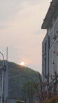 夕阳下的建筑与远山