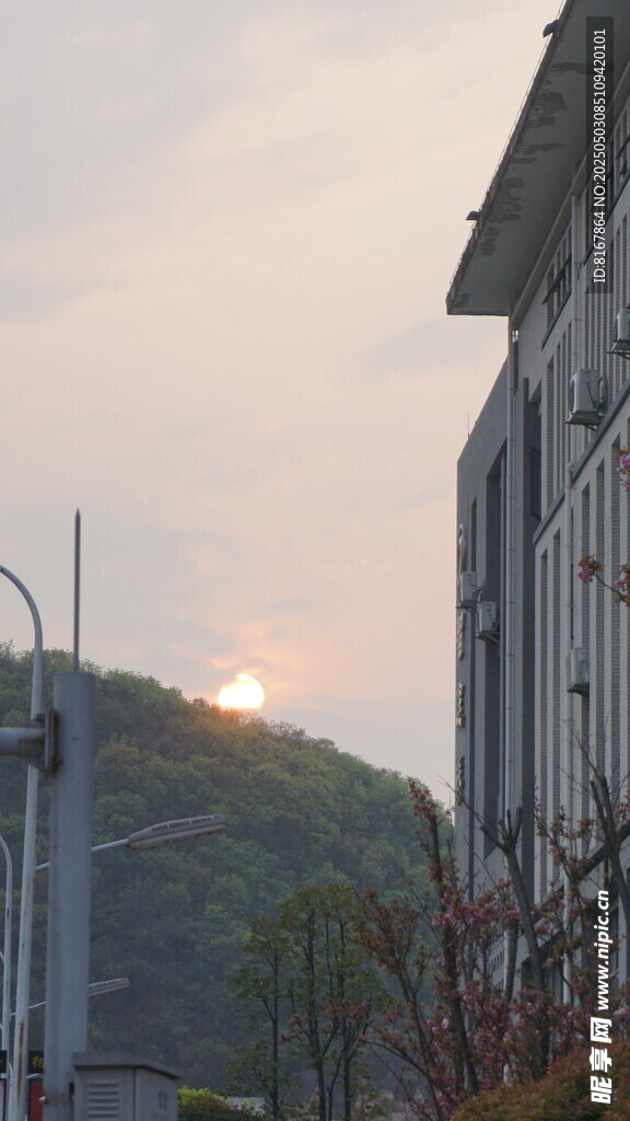 夕阳下的建筑与远山