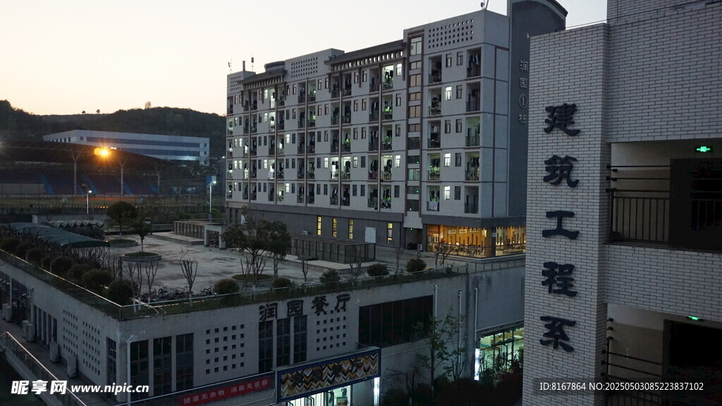城市中的多层建筑景观