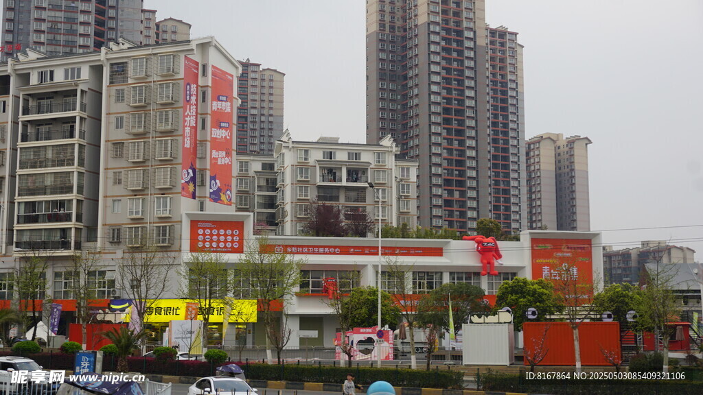城市街边建筑群景象