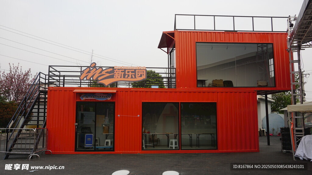 红色集装箱式创意建筑