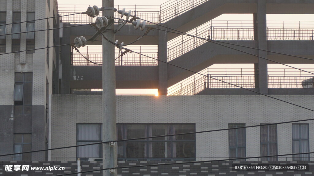 夕阳下的在建建筑