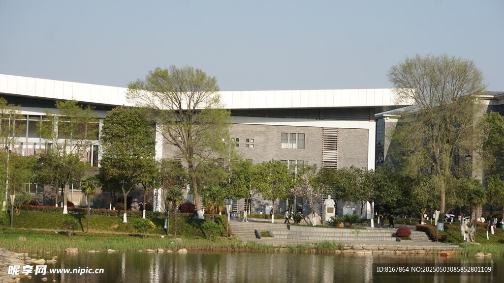 湖畔现代建筑前的人群