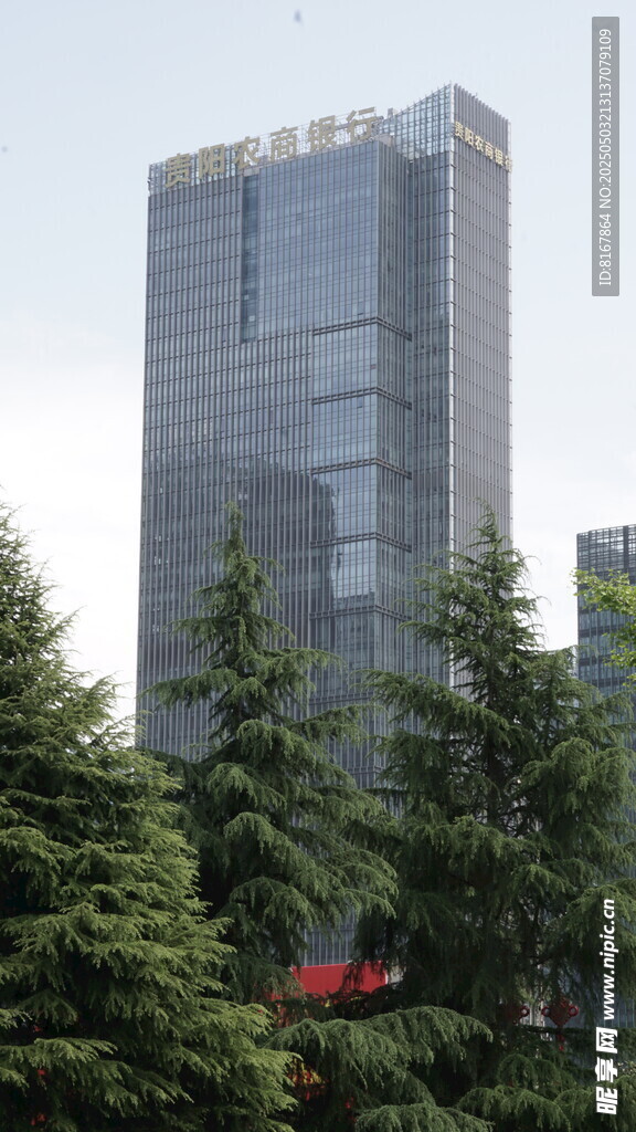 城市中高耸的现代化办公楼