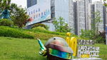 城市草坪上的多彩雕塑景观