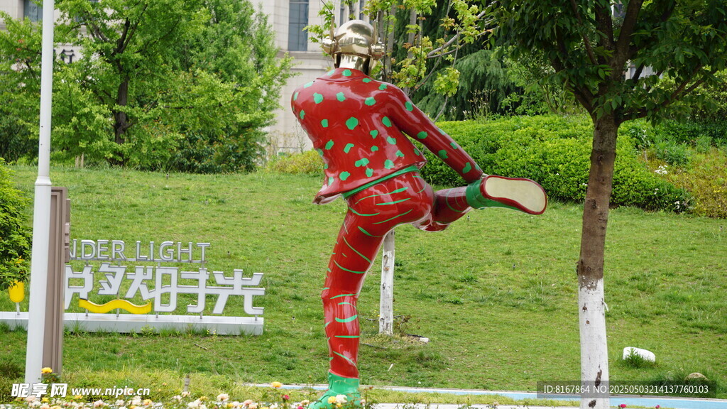 红衣舞者公园中优雅起舞