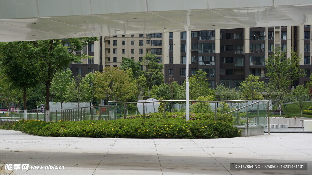 现代城市景观中的绿植建筑