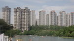 河畔林立的高层住宅小区