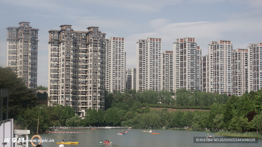河畔林立的高层住宅小区