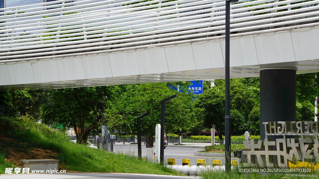 城市中的现代过街天桥