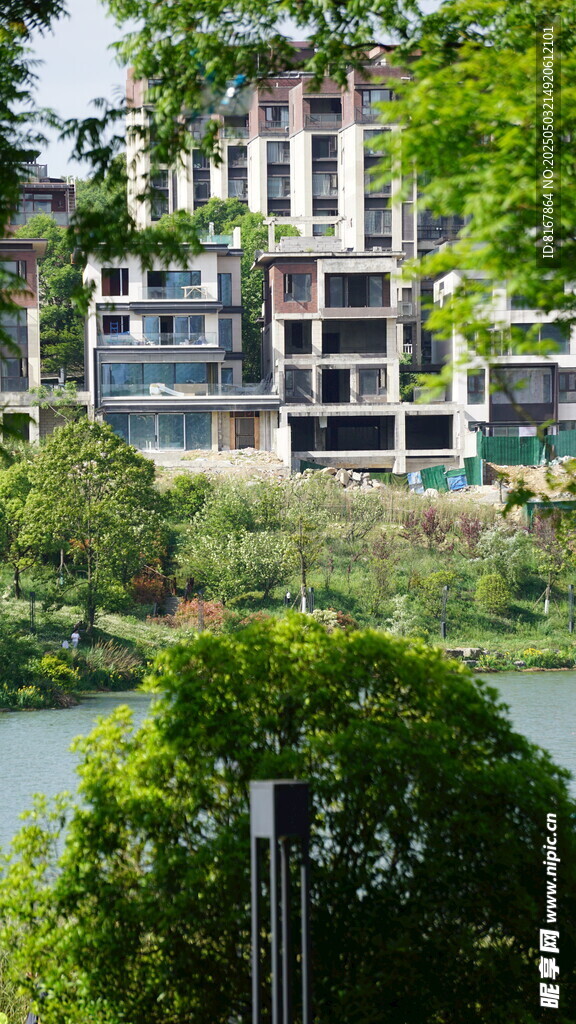 湖畔绿植环绕的现代建筑
