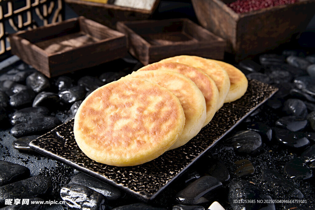 美味香酥煎饼摆于盘上