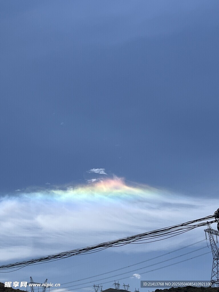 天空现绚丽彩虹美景