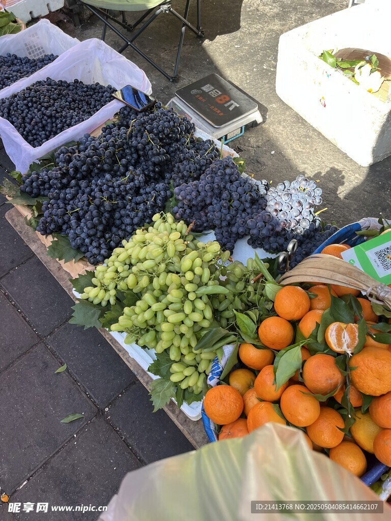 街头多彩新鲜水果摊
