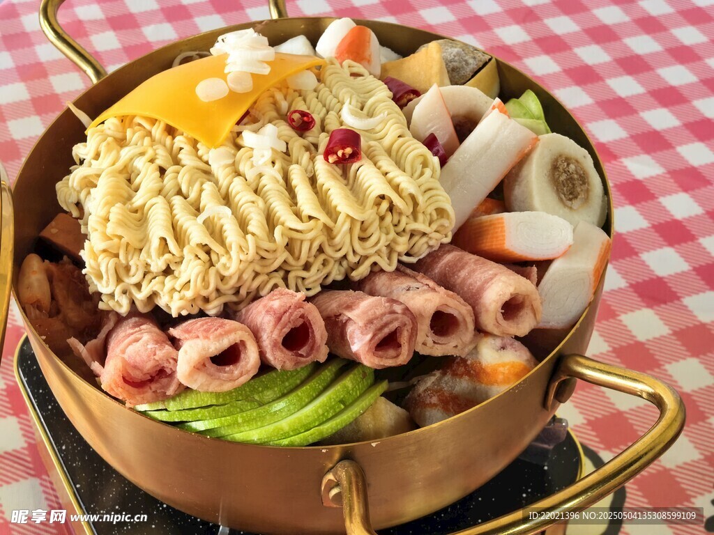 丰盛铜锅美食拼盘