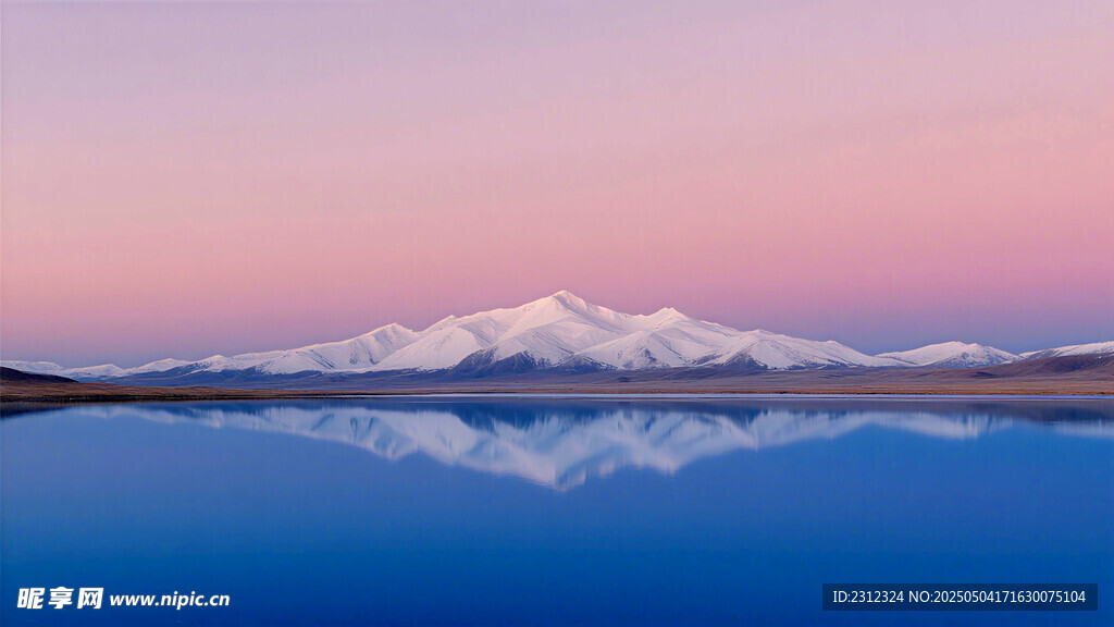梦幻湖景中的雪山倒影