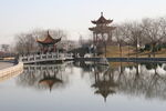 中式园林湖景与亭台楼阁