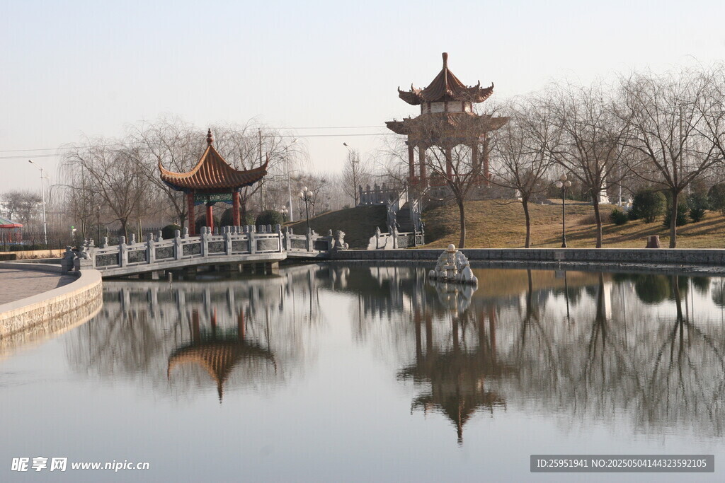 中式园林湖景与亭台楼阁