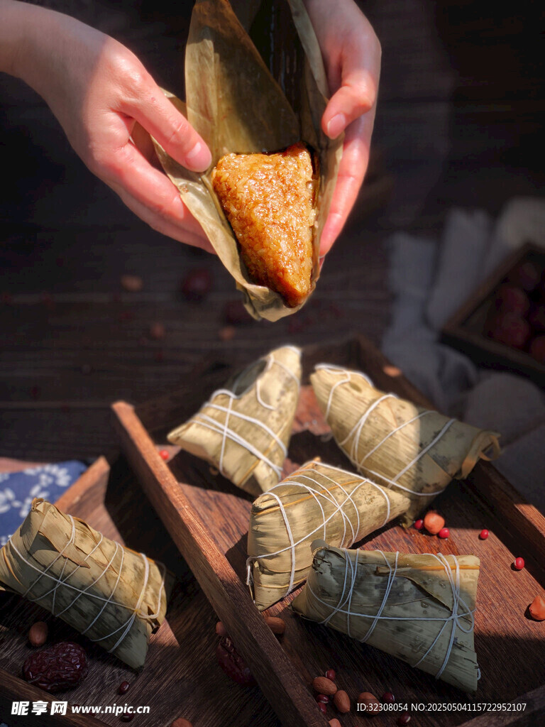 手工制作美味传统粽子