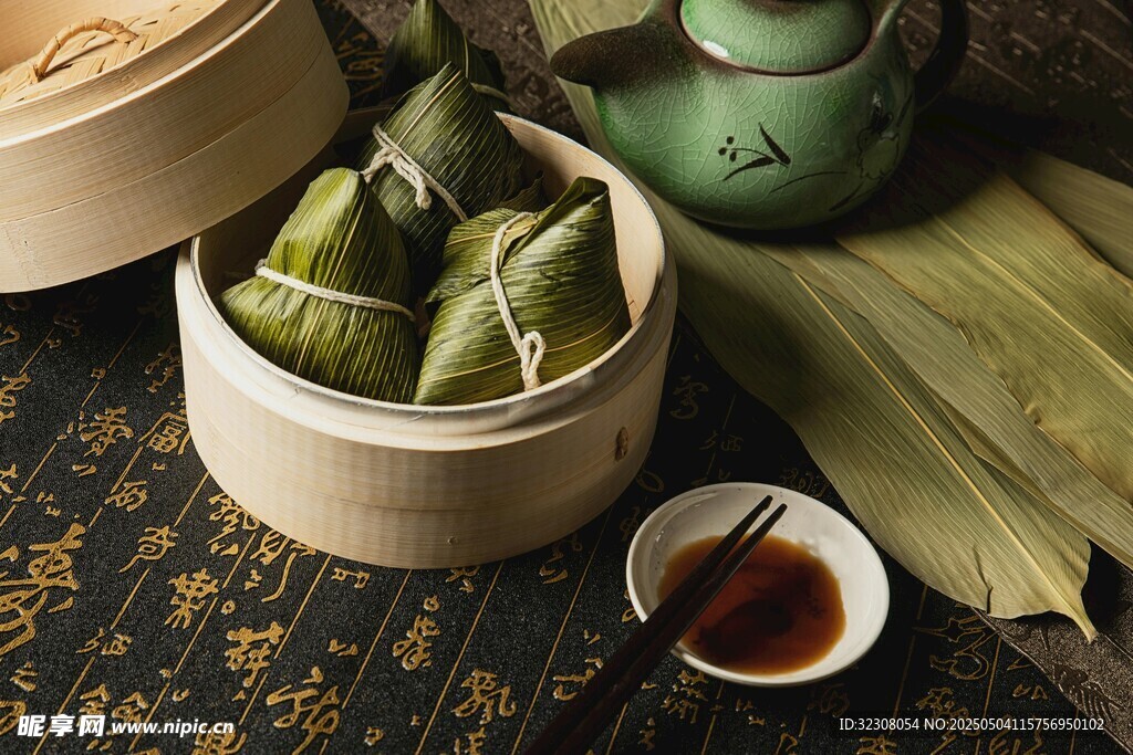 传统美味粽子与茶具