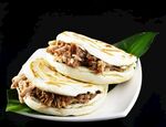 美味肉夹馍摆放在白盘上
