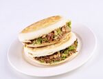 美味肉夹馍叠放于白盘