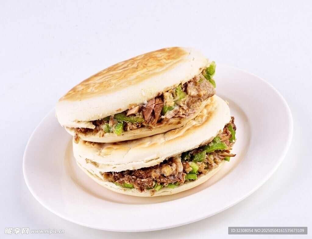 美味肉夹馍叠放于白盘