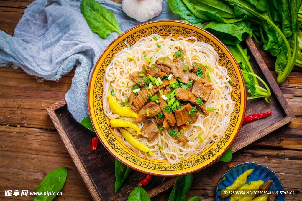 美味鸡肉炒饭摆于木桌