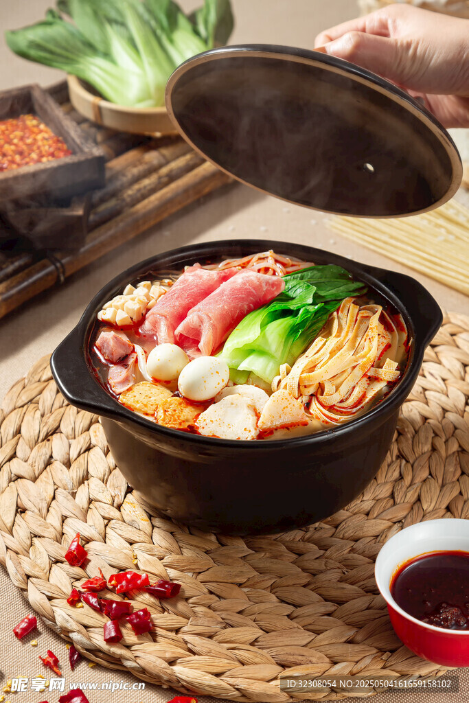 美味砂锅菜 食材丰富诱人
