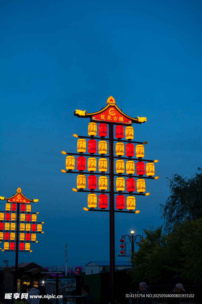 夜幕下的绚丽中式景观灯