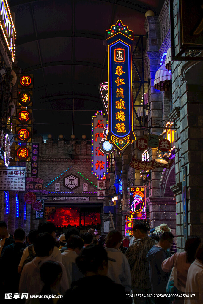 热闹的夜间繁华街道景象
