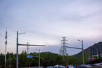 城郊电力设施与自然景观