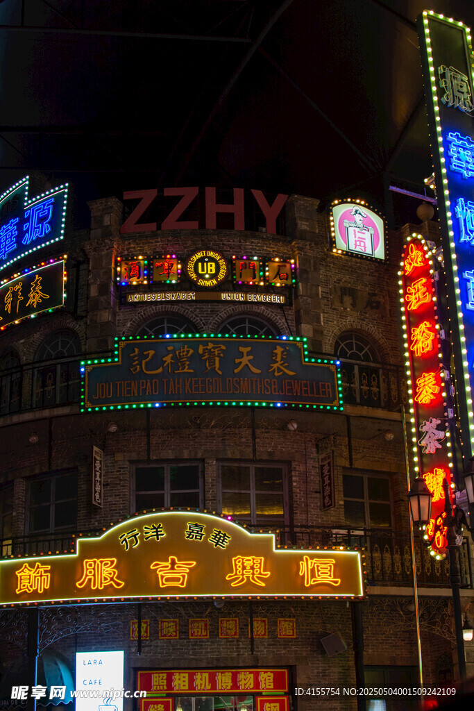 民国风繁华夜景中的绚丽建筑