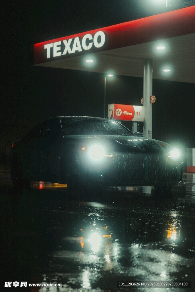 夜晚加油站前的亮灯汽车