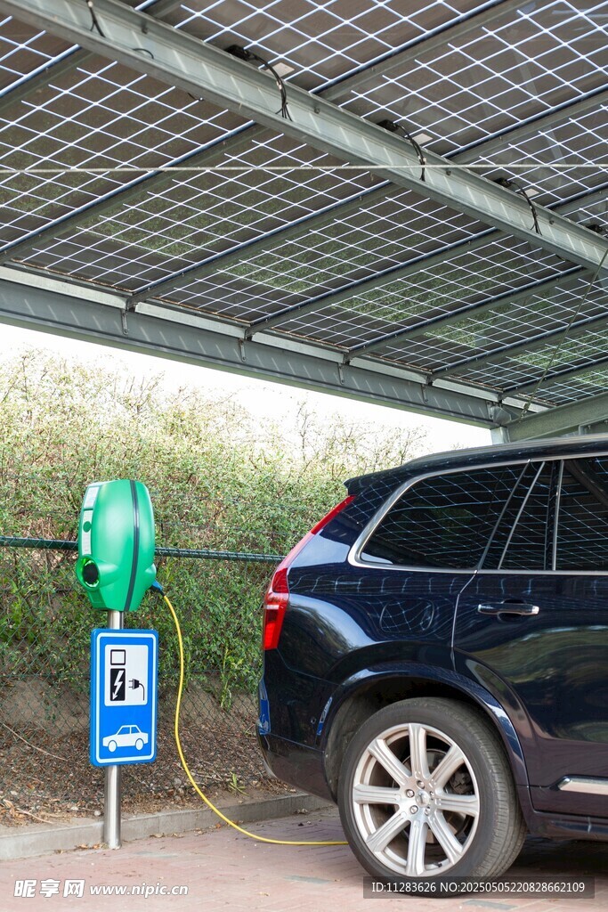 户外太阳能充电桩旁的汽车