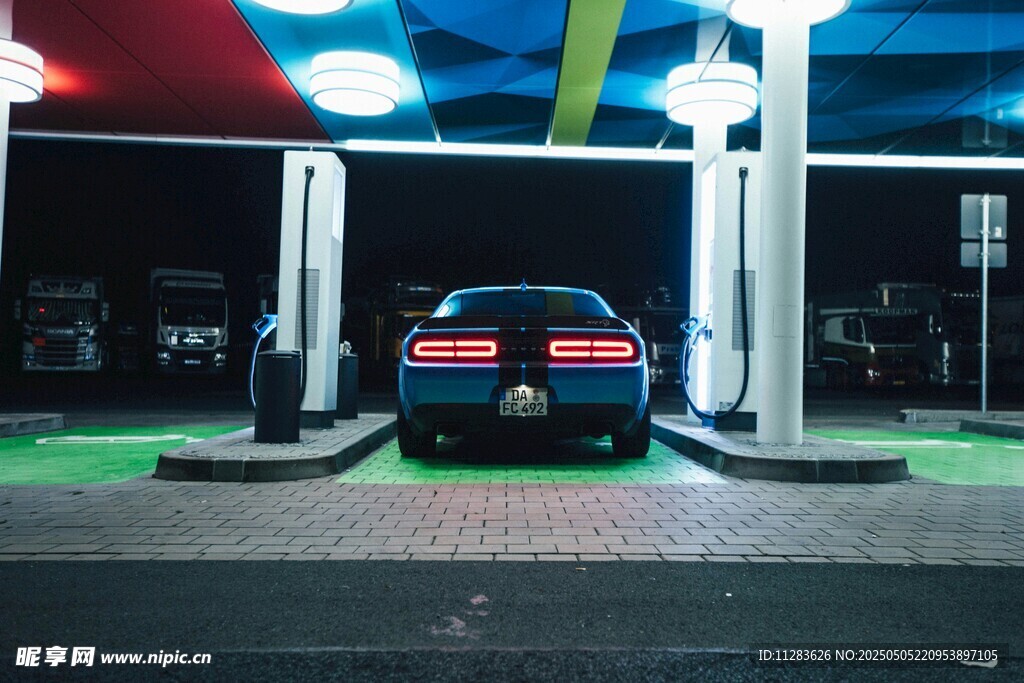 夜间加油站的黑色轿车