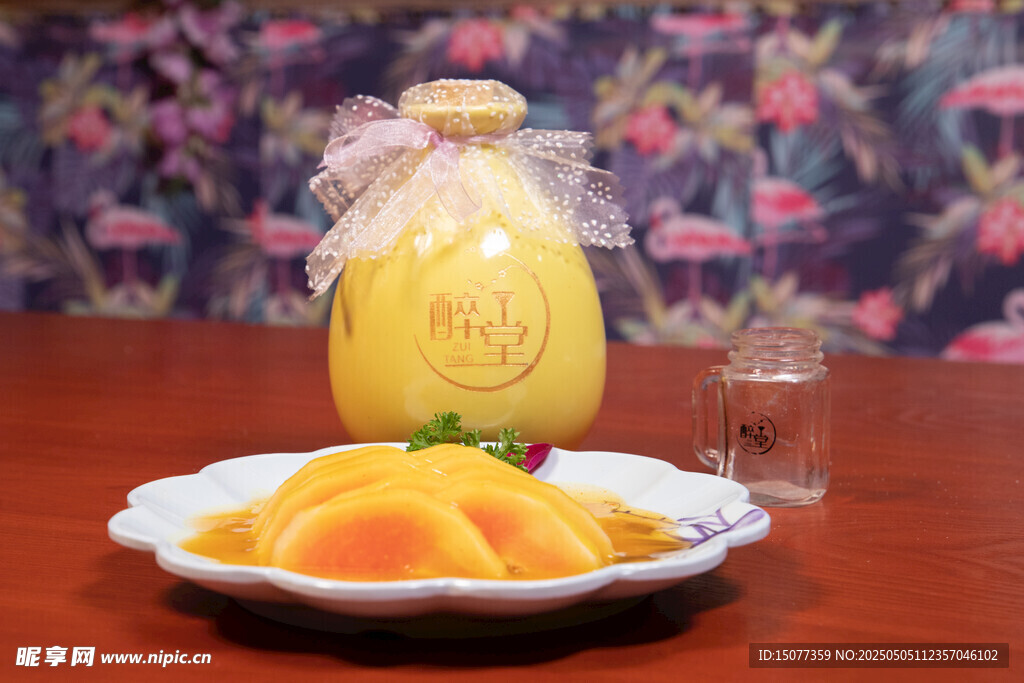 黄瓶美酒配凉菜摆盘