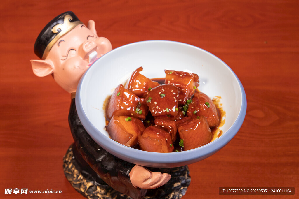 小猪摆件托着美味红烧肉