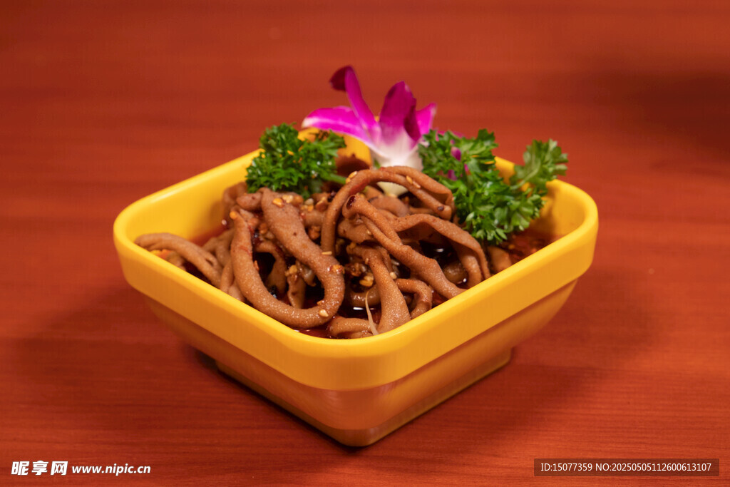 黄色方碗装的美味卤鸭肠