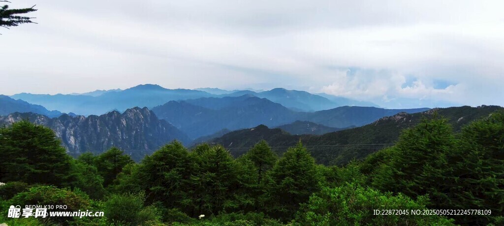 青山连绵的壮阔自然景观