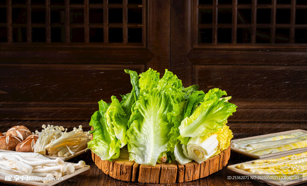 新鲜生菜摆于竹篮中