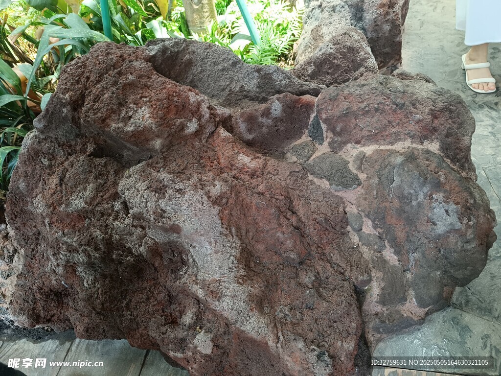  褐色岩石