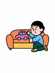 男孩玩沙发旁的玩具车