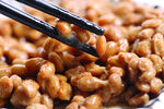 筷子夹起美味纳豆