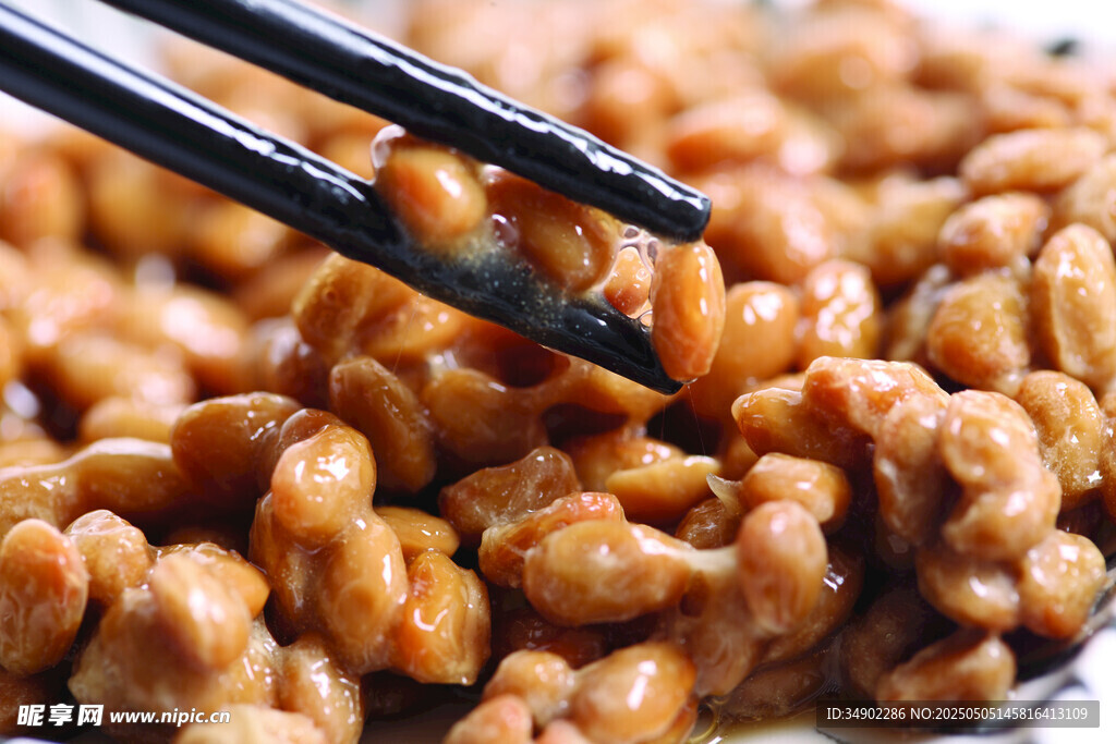 筷子夹起美味纳豆