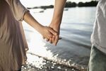 海边情侣牵手浪漫瞬间