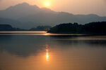 夕阳下宁静的山水湖景