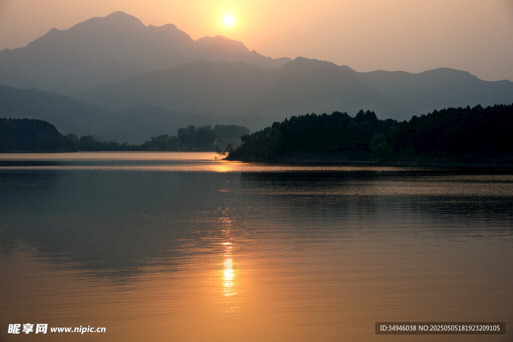 夕阳下宁静的山水湖景