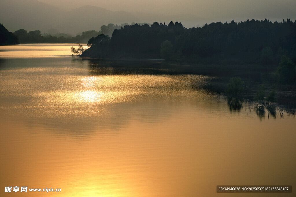 夕阳下的静谧湖面美景