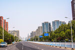 城市宽阔道路与林立高楼